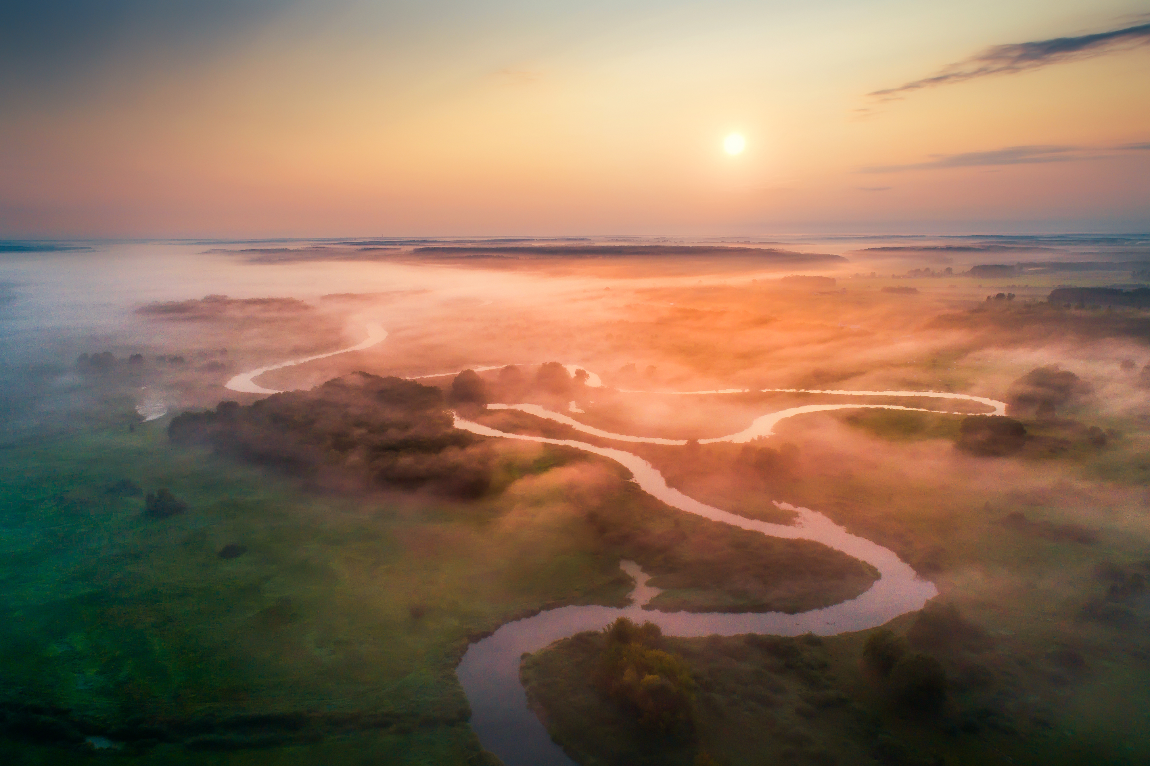 Flusslandschaft bei Sonnenuntergang